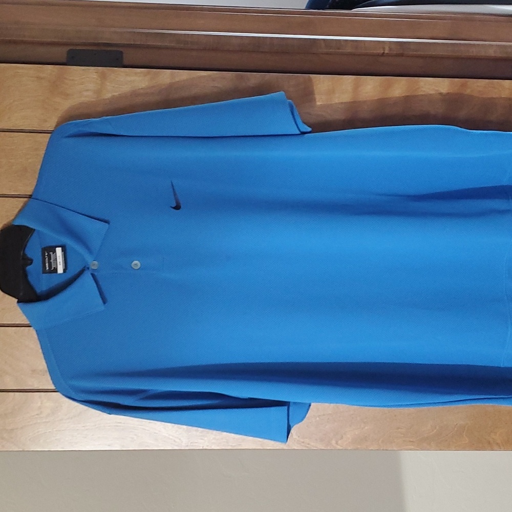 MENS short sleeve golf shirt.
